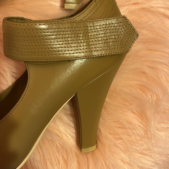 Newport News Camel Swing Pump, Heel New, Size 8 - Picture 5 of 10
